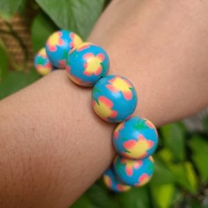 🆕️Handmade NWT Big Blue Floral Beaded Clay Bracelet